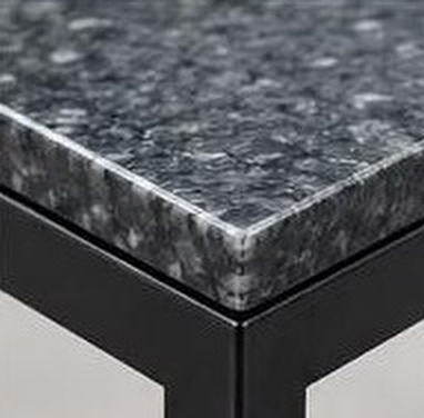 Detalle de la tapa de granito negro pulido con cantos pulidos