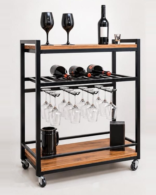 Bar móvil de hierro negro con bandejas de madera, porta vinos y copas colgadas