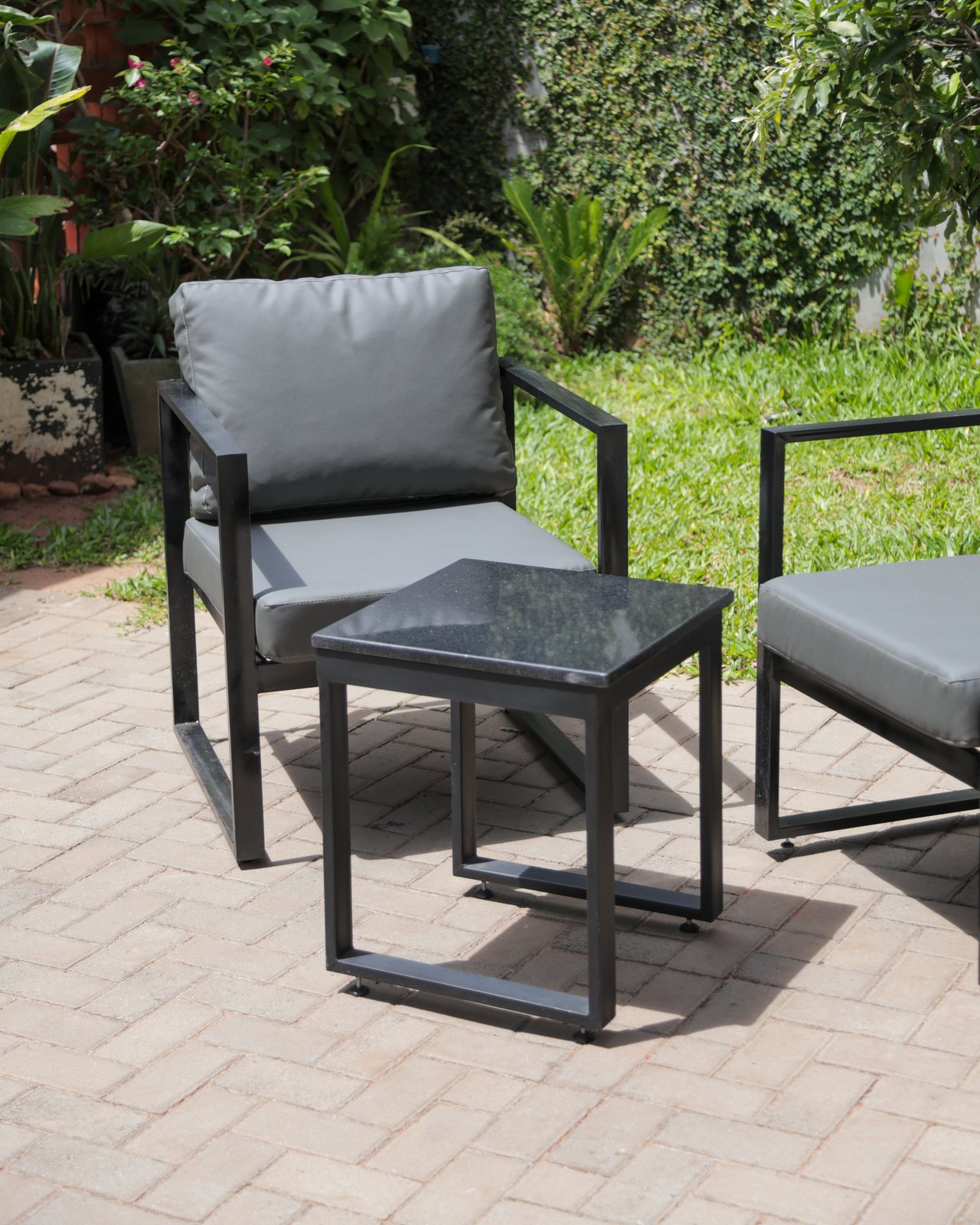Sillón y mesa auxiliar del juego Terra en gris oscuro