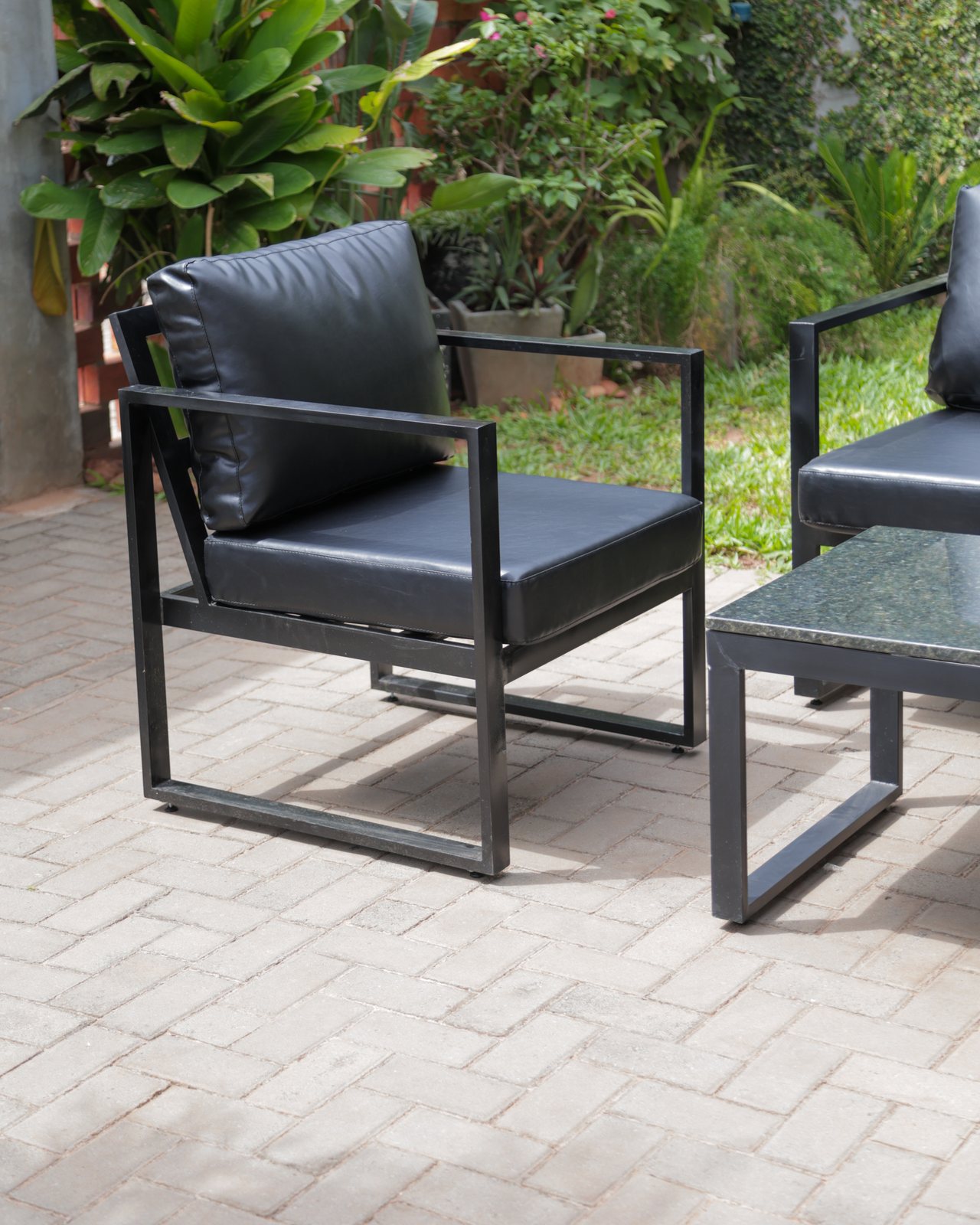 Sillón del juego Aura en negro, con su estructura de hierro negro mate