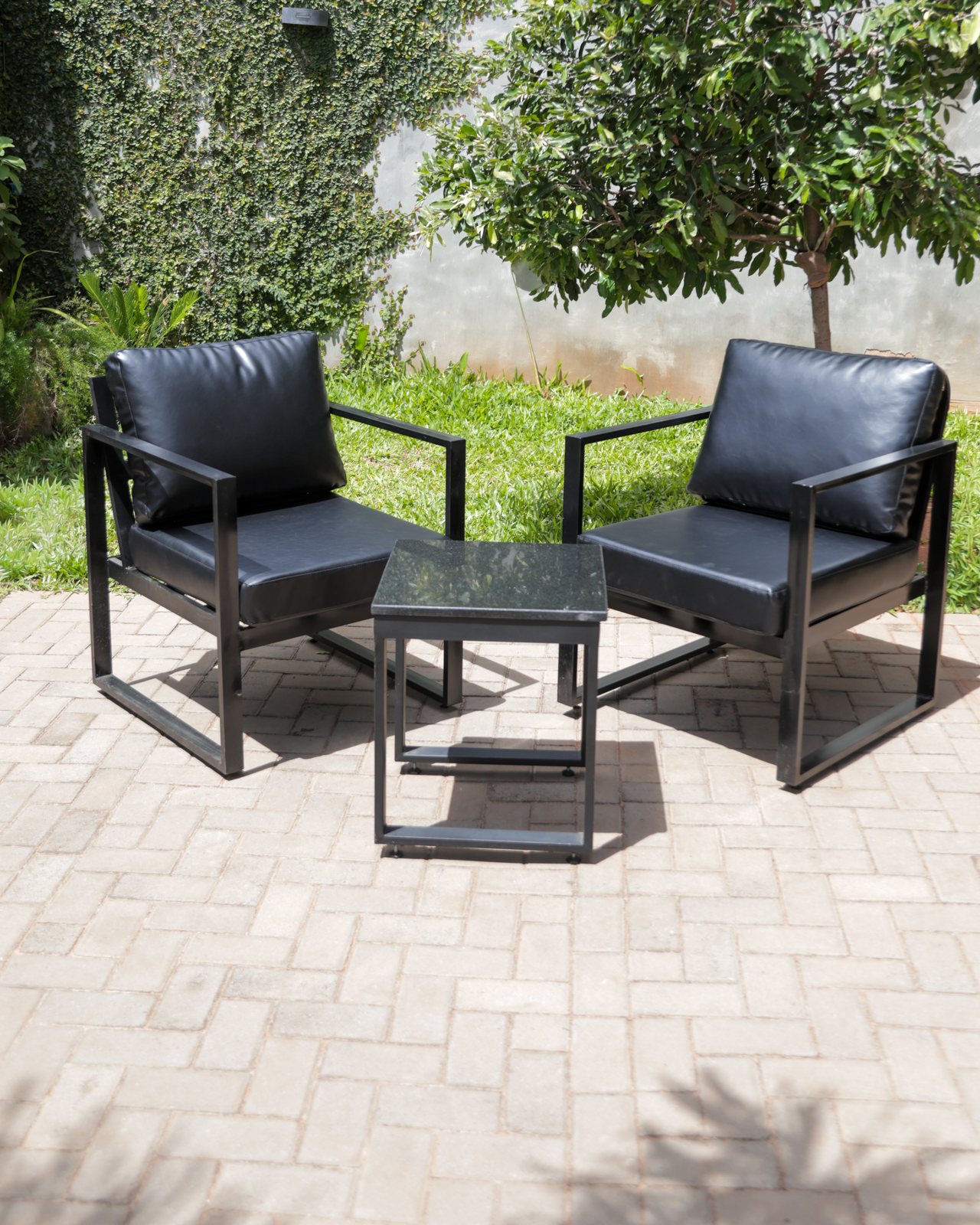 Juego de living Terra en negro: dos sillones y mesa auxiliar de granito