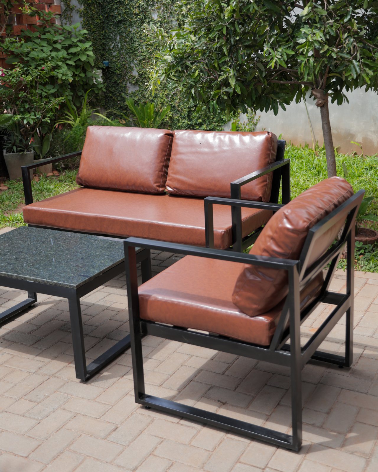 Sofá y sillón del juego Aura en marrón
