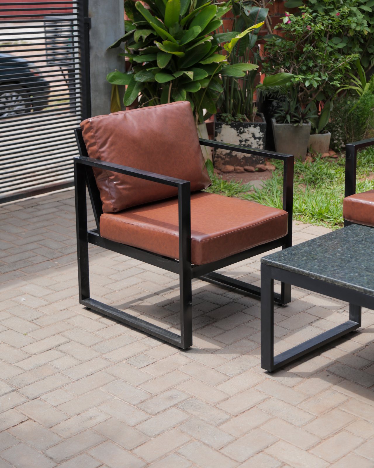 Sillón del juego Aura en marrón, de costado