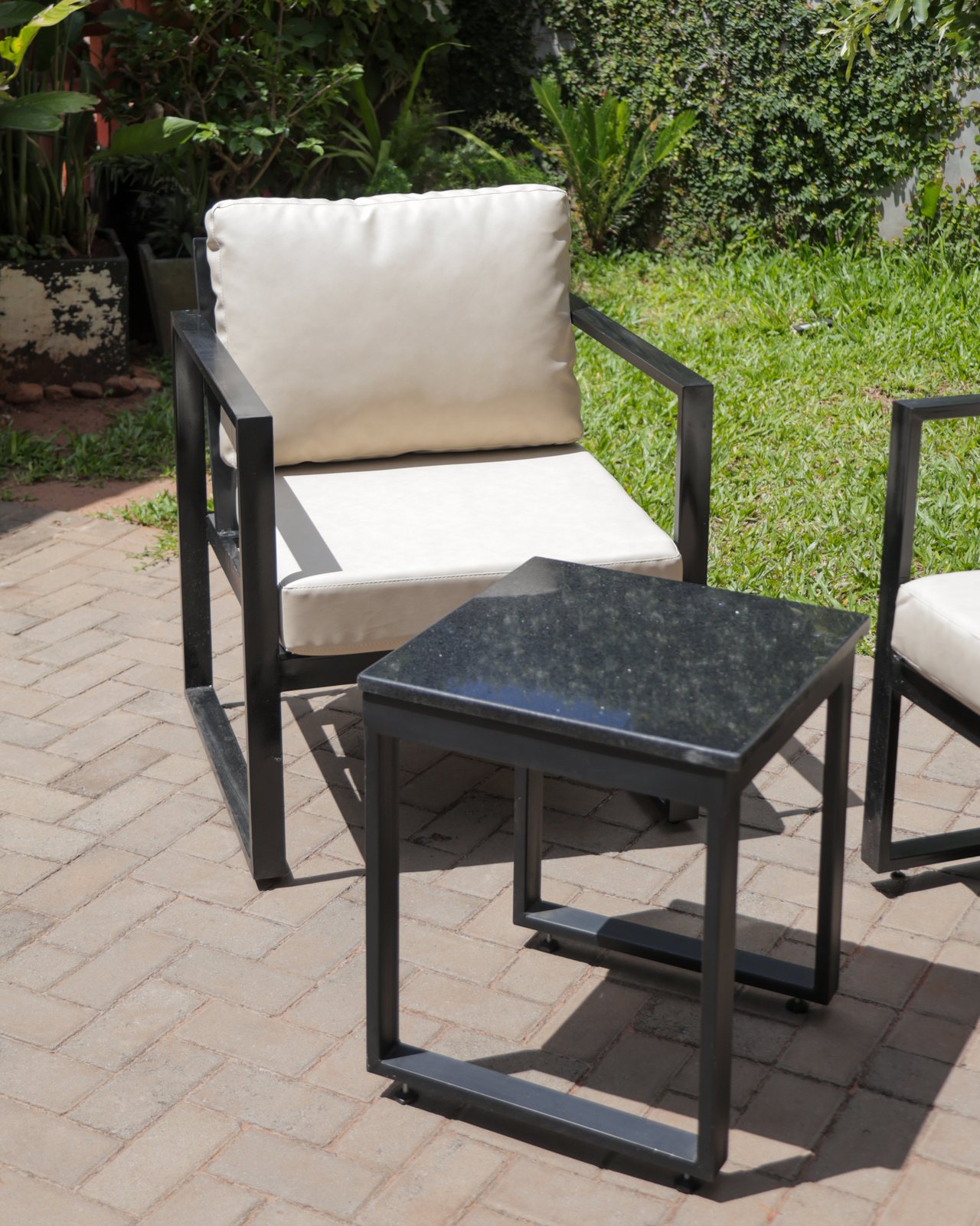 Sillones del juego Terra en crudo, con la mesa auxiliar de granito
