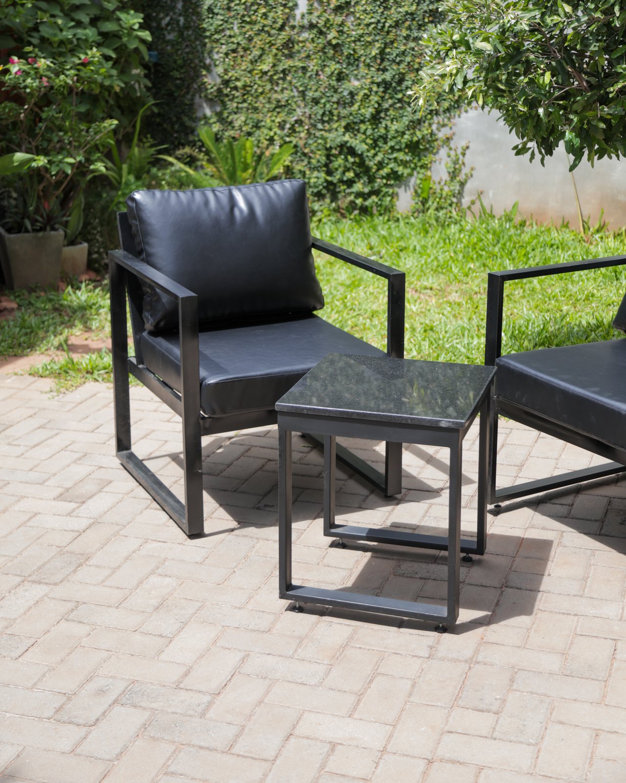 Sillón y mesa auxiliar del juego Terra en negro