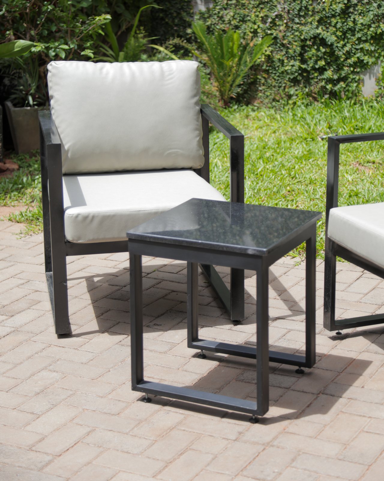 Sillón y mesa auxiliar del juego Terra en gris claro