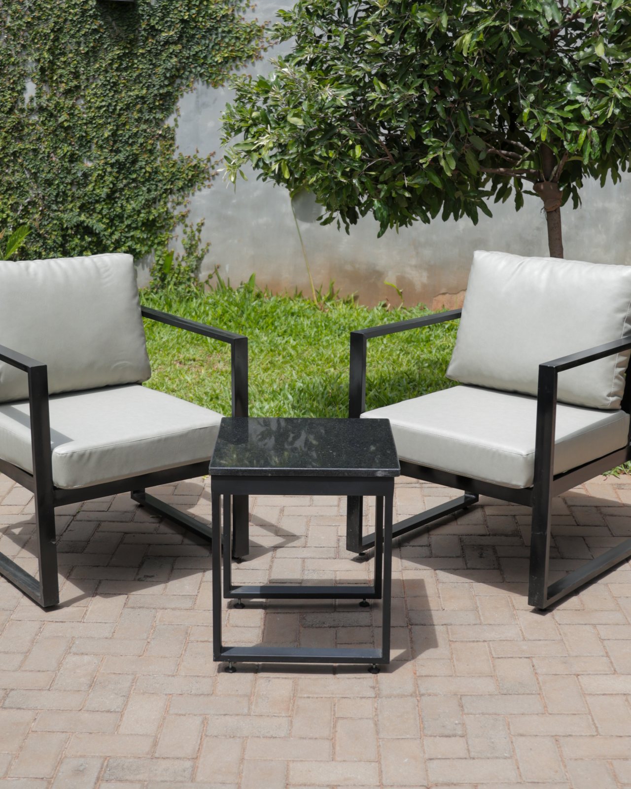 Juego de living Terra en gris claro: dos sillones y mesa auxiliar de granito