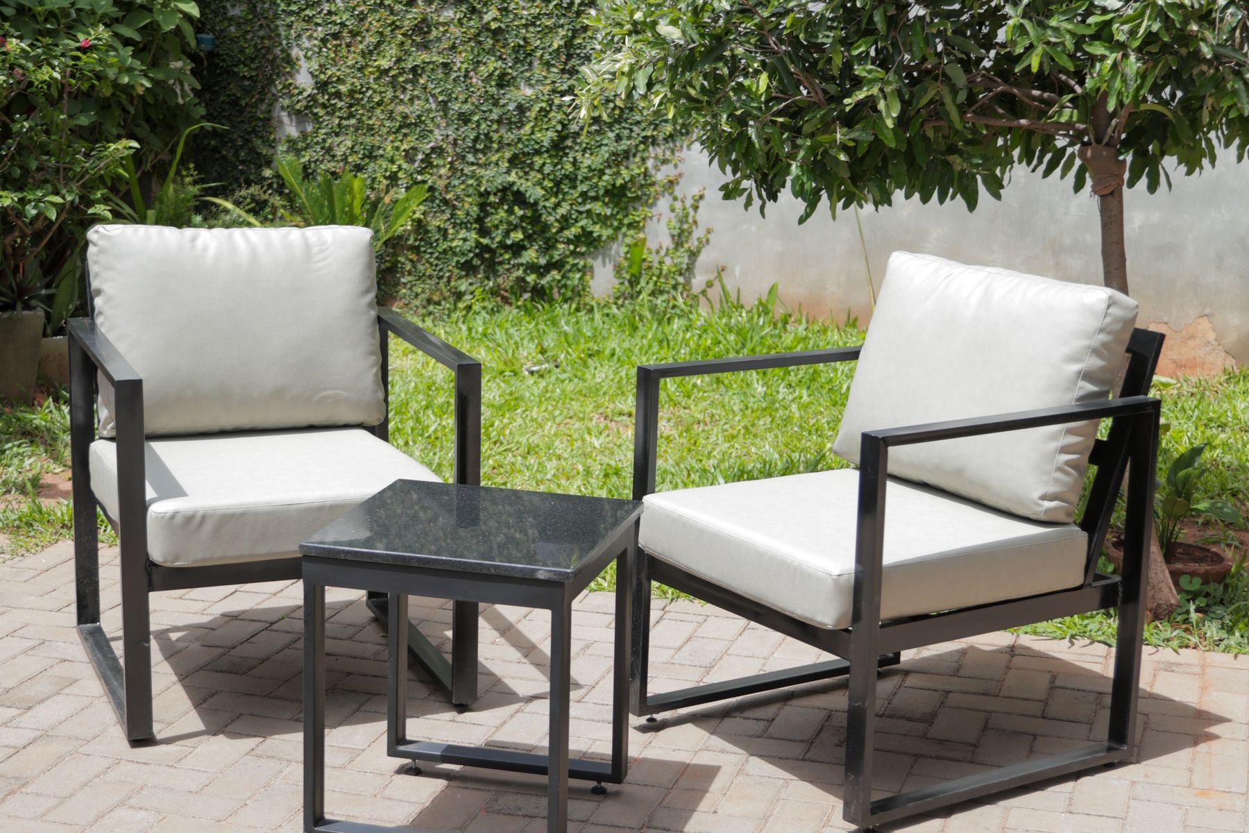 Juego de living Terra tapizado en gris claro: dos sillones y mesa auxiliar de granito