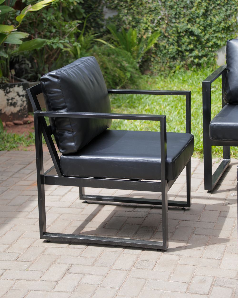 Sillón de hierro negro mate con tapizado negro, de la colección Serena